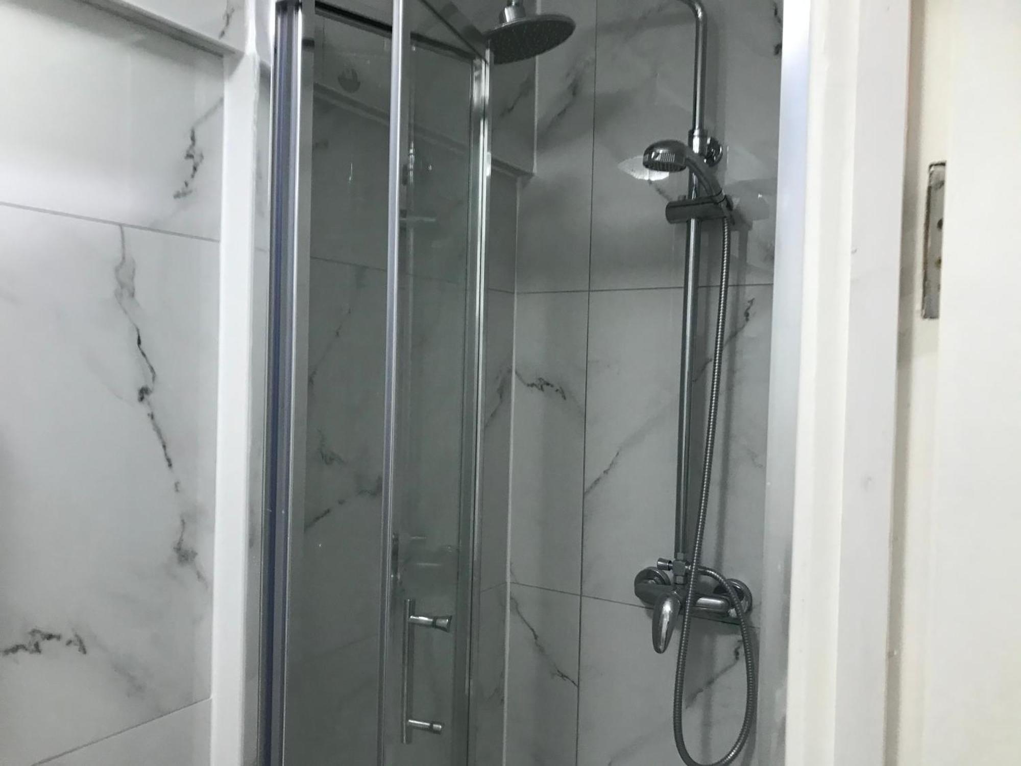 Ensuite With Kitchen Ext Large Room With Balcony In Zone 2 Londra Dış mekan fotoğraf