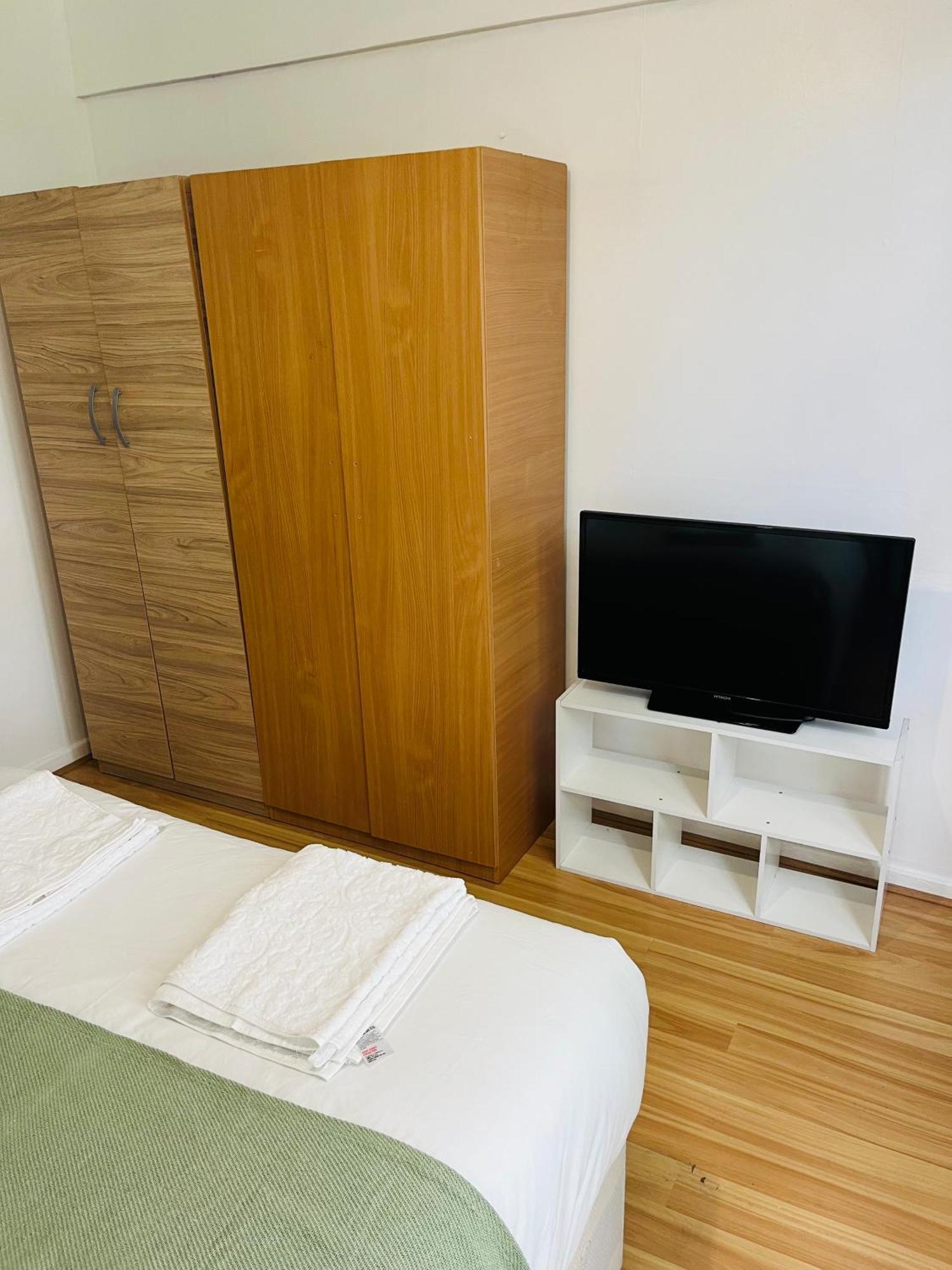 Ensuite With Kitchen Ext Large Room With Balcony In Zone 2 Londra Dış mekan fotoğraf